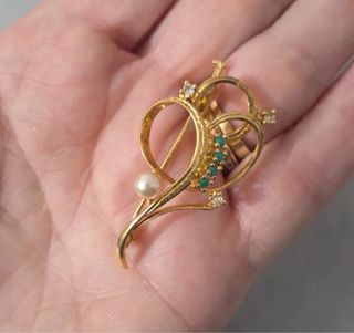 Spilla vintage perla e pietre verdi dorata