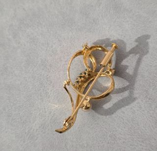 Spilla vintage perla e pietre verdi dorata