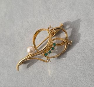 Spilla vintage perla e pietre verdi dorata