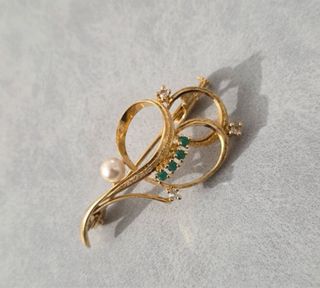 Spilla vintage perla e pietre verdi dorata