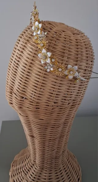 Tiara de Novia Dorada y Blanca