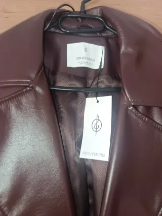 Gabardina Stradivarius burdeos