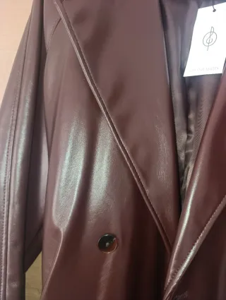 Gabardina Stradivarius burdeos