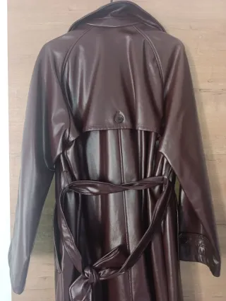 Gabardina Stradivarius burdeos