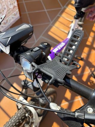 Bicicleta montaña blanca y morada