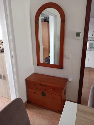 Mueble de entrada con espejo de madera