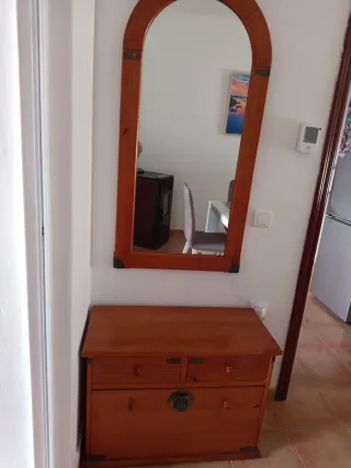 Mueble de entrada con espejo de madera