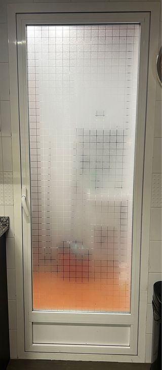 Puerta cristal galería con rejilla