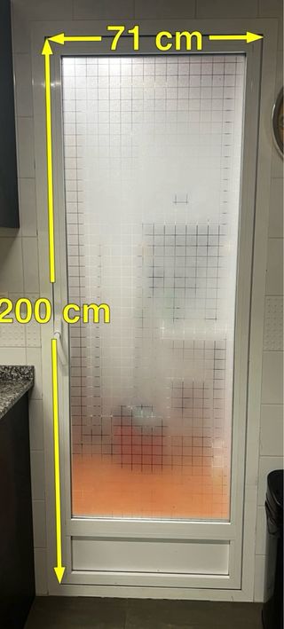 Puerta cristal galería con rejilla