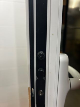 Puerta cristal galería con rejilla