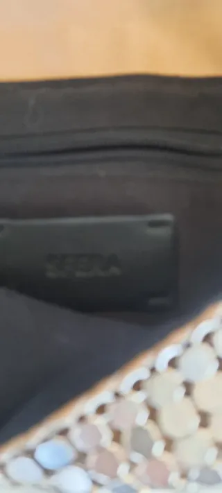 Bolso de mano dorado con cadena