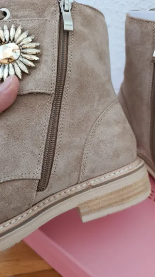 Botas joya beige y doradas