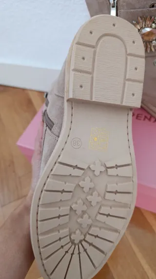 Botas joya beige y doradas