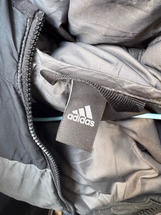 Chaqueta Adidas acolchada gris y negra