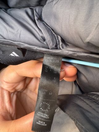 Chaqueta Adidas acolchada gris y negra