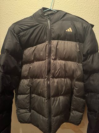 Chaqueta Adidas acolchada gris y negra