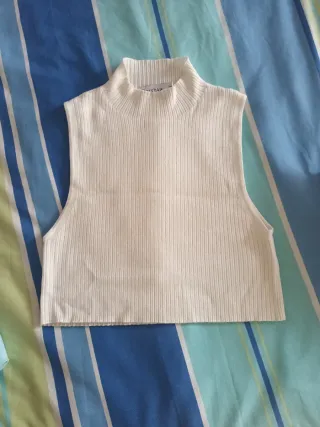 Top Bershka blanco cuello alto sin mangas