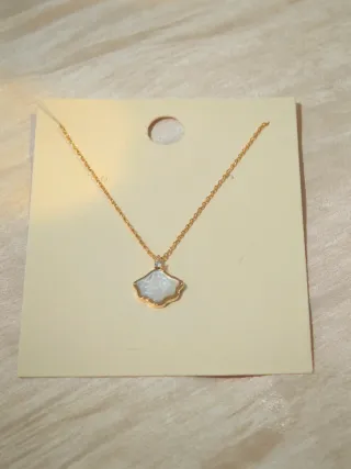 Collana dorata con ciondolo madreperla