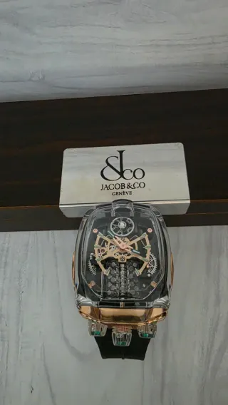 Reloj transparente con detalles dorados