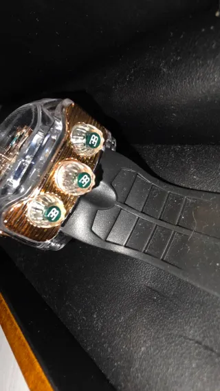 Reloj transparente con detalles dorados