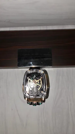 Reloj transparente con detalles dorados