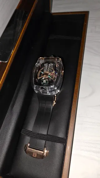Reloj transparente con detalles dorados