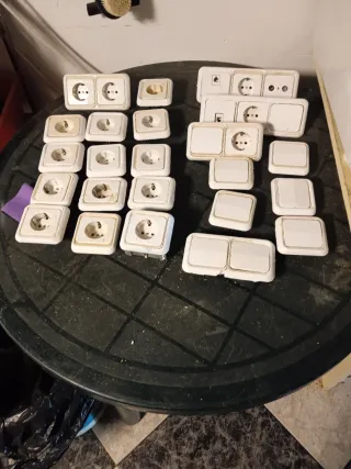 Lote enchufes y mecanismos eléctricos