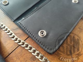 Portafoglio nero con catena