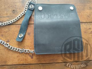 Portafoglio nero con catena