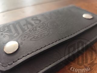 Portafoglio nero con catena