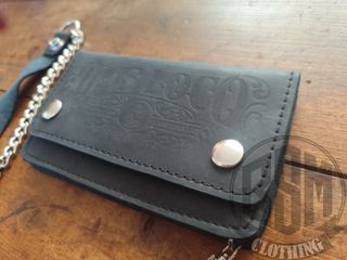 Portafoglio nero con catena