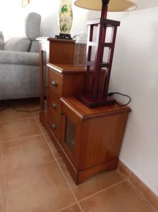 Mueble auxiliar madera y cristal.
