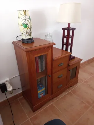 Mueble auxiliar madera y cristal.
