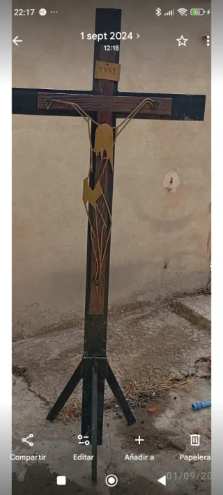 Cruz de madera con figura de Jesús