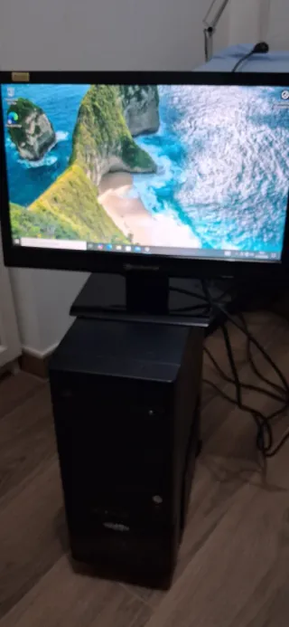 Ordenador de sobremesa negro