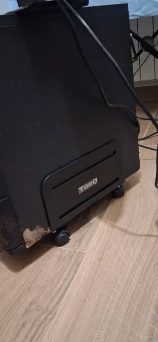 Ordenador de sobremesa negro