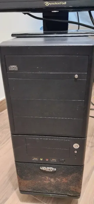 Ordenador de sobremesa negro