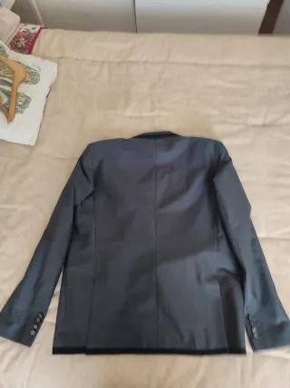 Chaqueta  hombre de traje gris con ribete negro