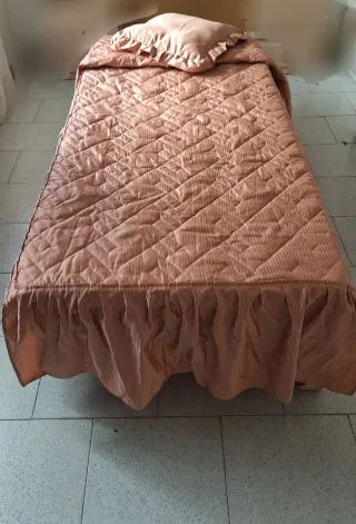 Somier con patas, colchón y edredón