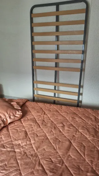 Somier con patas, colchón y edredón