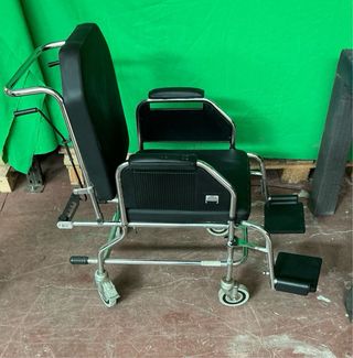 Silla de ruedas con accesorios varios
