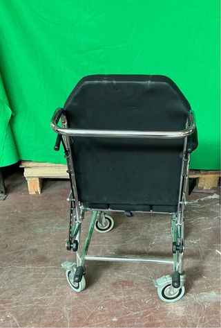 Silla de ruedas con accesorios varios