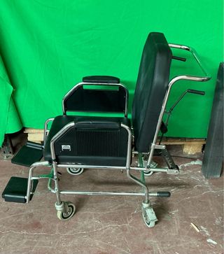 Silla de ruedas con accesorios varios