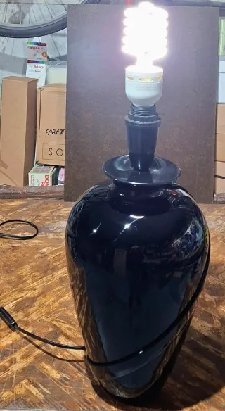 Lampada da tavolo in vetro nero