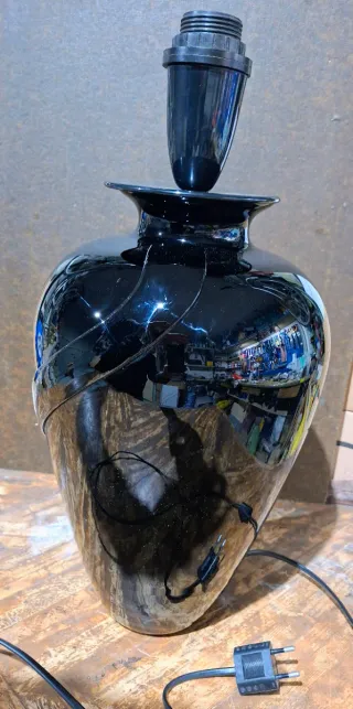 Lampada da tavolo in vetro nero