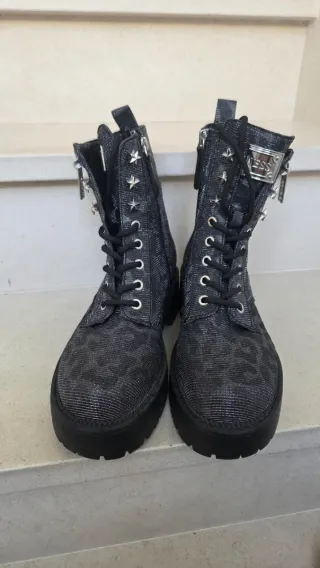 Botas Guess pretas e prateadas com padrao