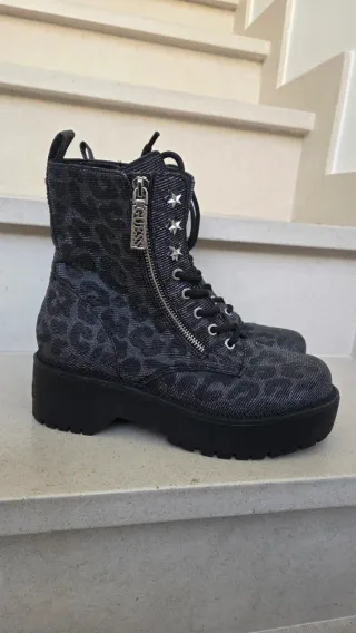 Botas Guess pretas e prateadas com padrao