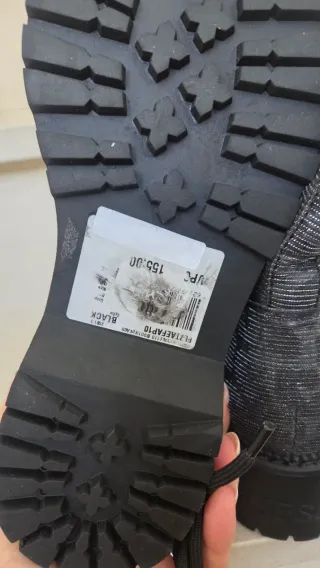 Botas Guess pretas e prateadas com padrao