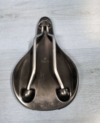 Sillín Fabric Line S Flat 142mm Negro