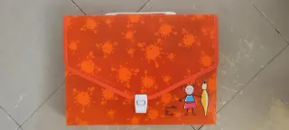 Carpeta infantil naranja con dibujo